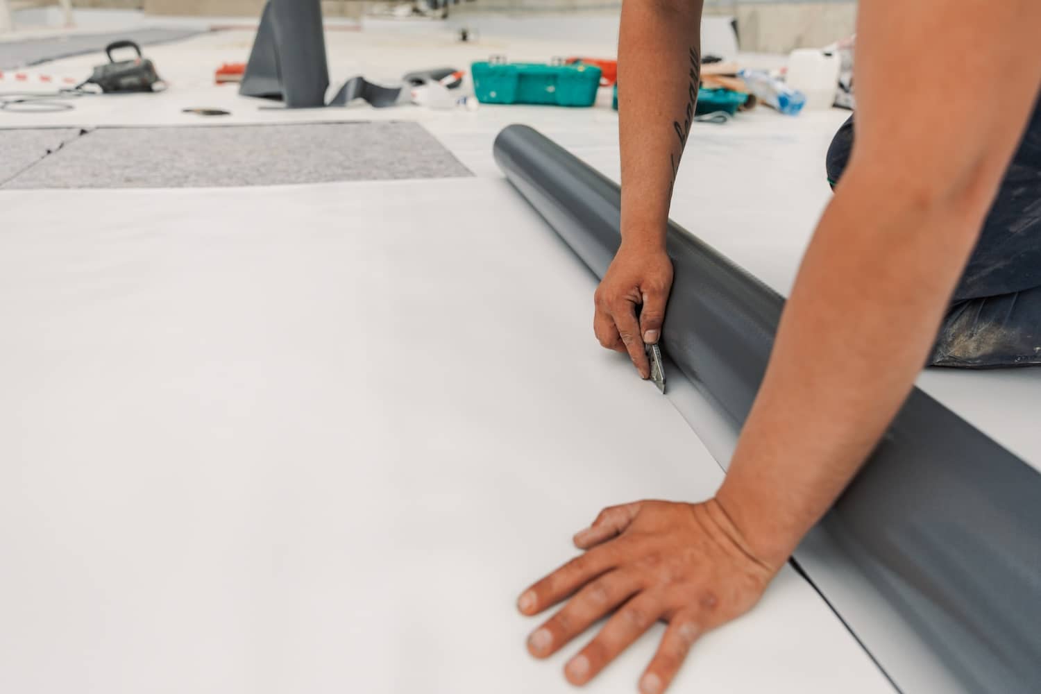 worker specialized in mounting pvc membranes tpo (1)